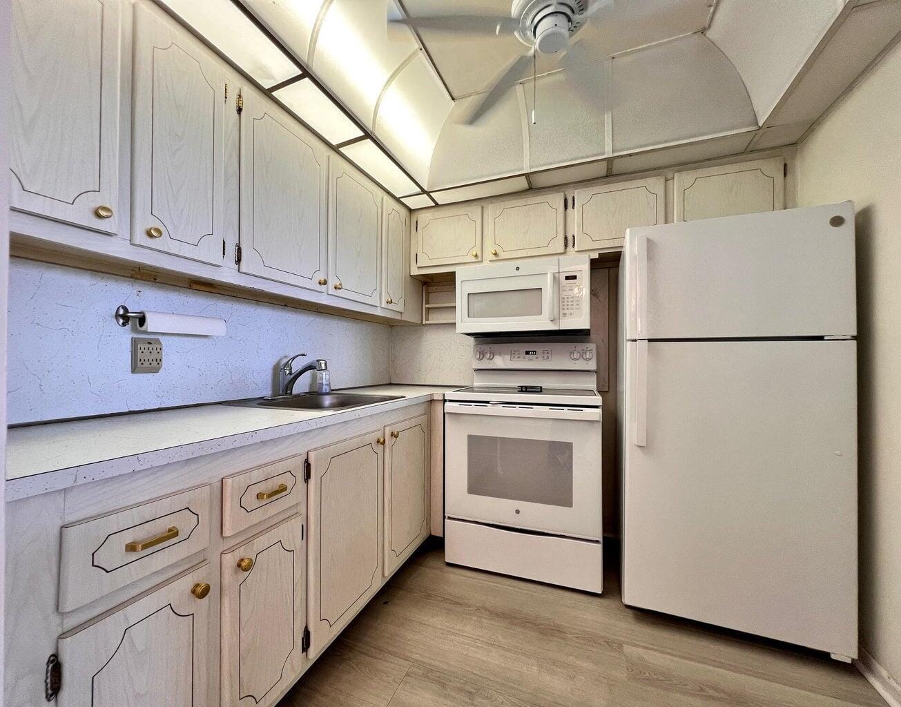 434 Southampton B — photo 2