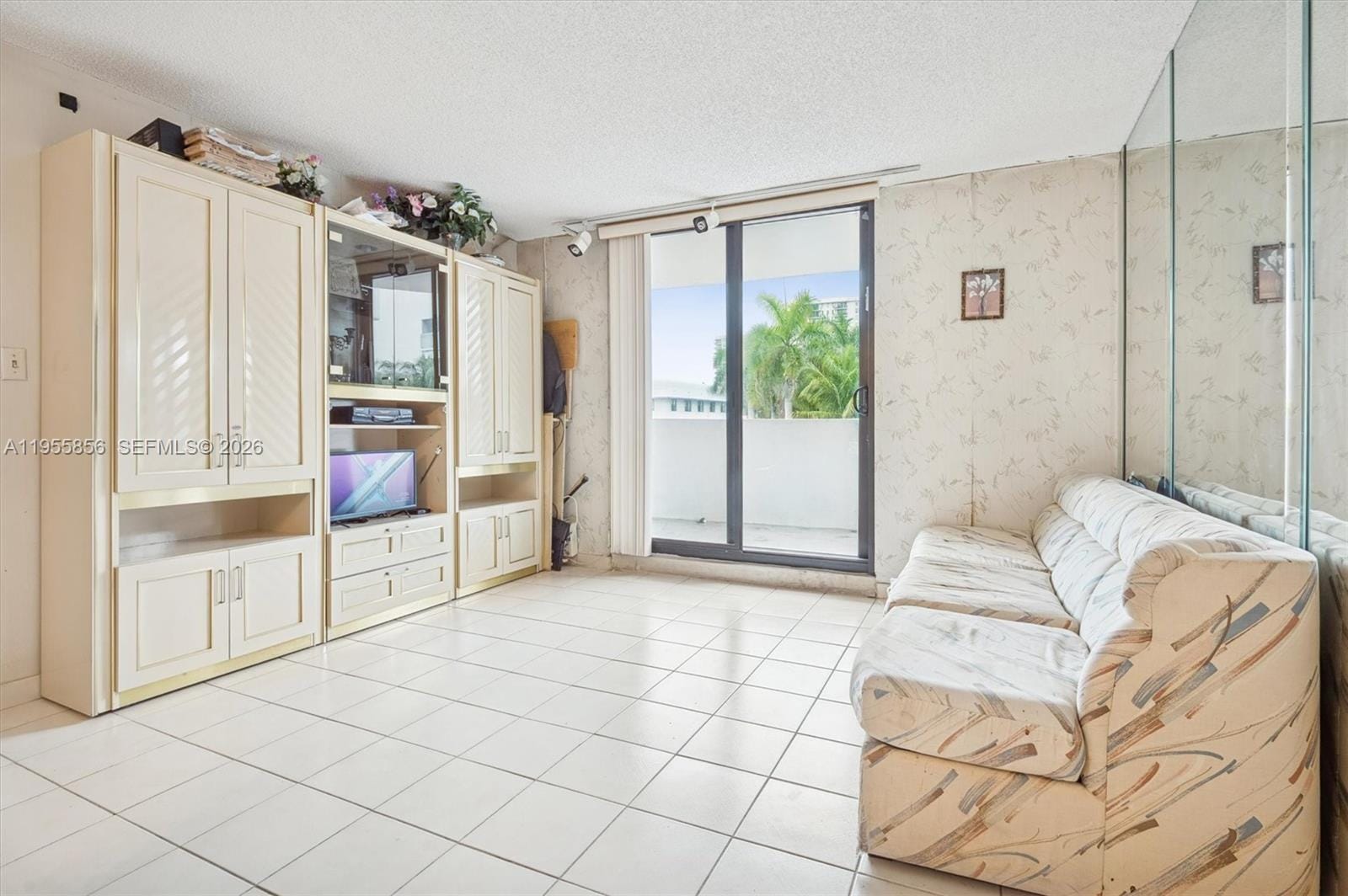 4301 Collins Avenue 202 — photo 3
