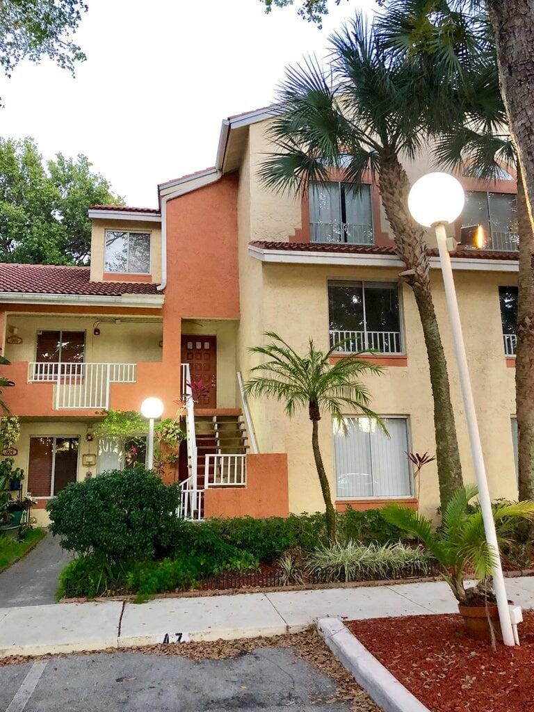 910 Coral Club Drive — photo 2