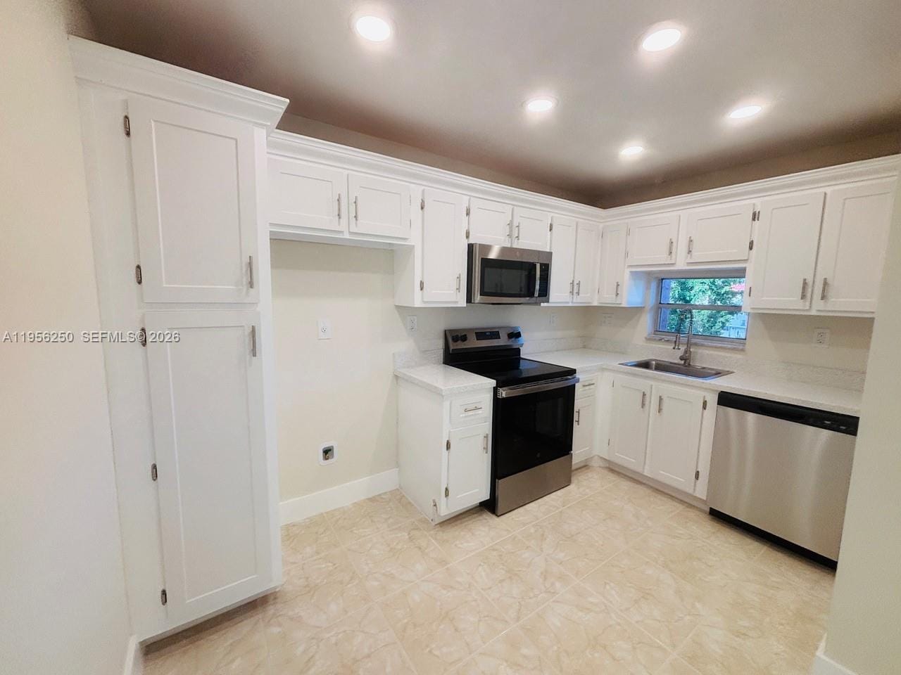 411 S Hollybrook Drive 305 — photo 2