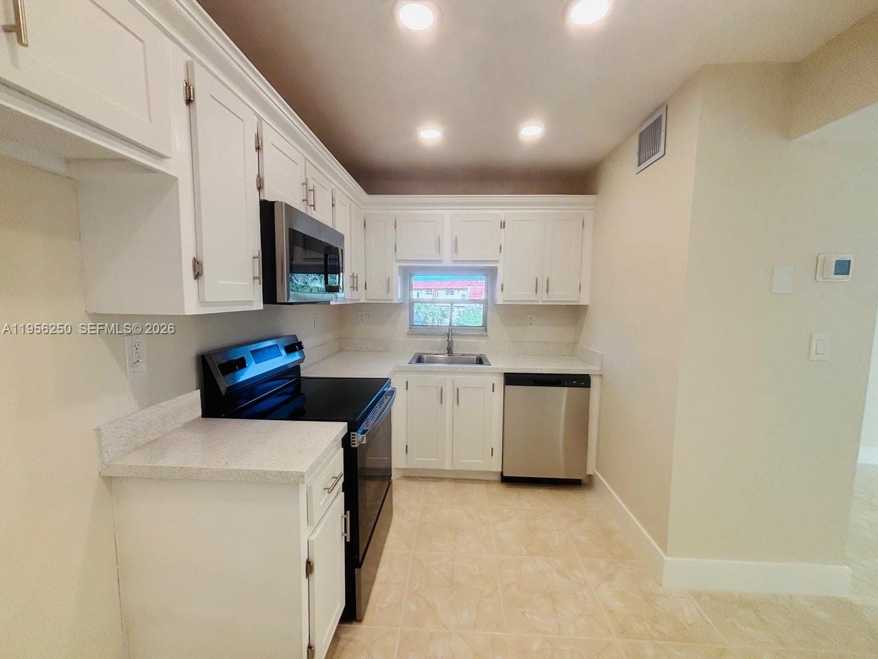 411 S Hollybrook Drive 305 — photo 3