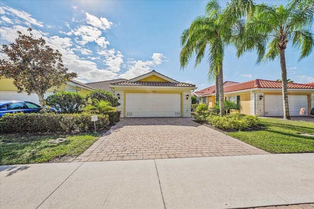 5063 Magnolia Bay Circle, sold in Magnolia Bay, Palm Beach Gardens, FL