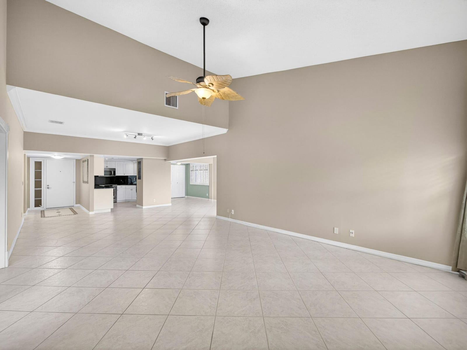 1660 Twelve Oaks Way 303 — photo 3