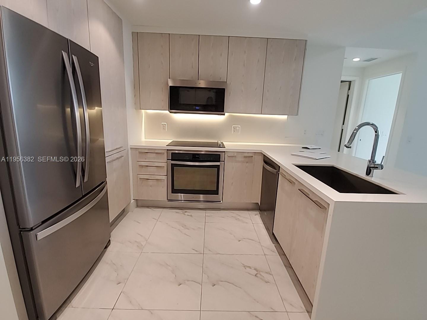 2000 Metropica Way 412 — photo 3