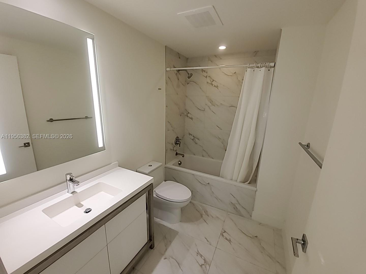 2000 Metropica Way 412 — photo 8