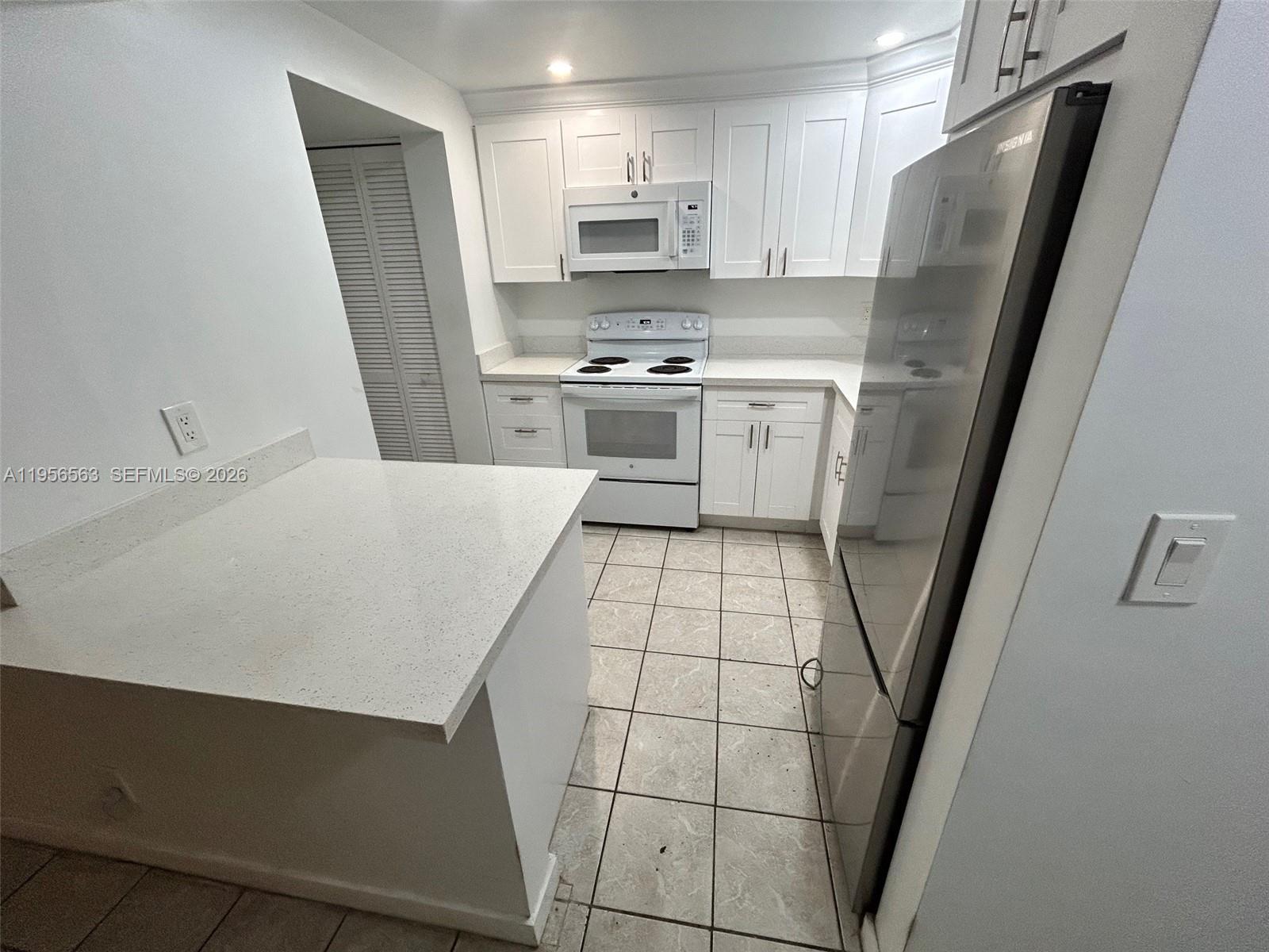 815 SW 30th Street J — photo 2