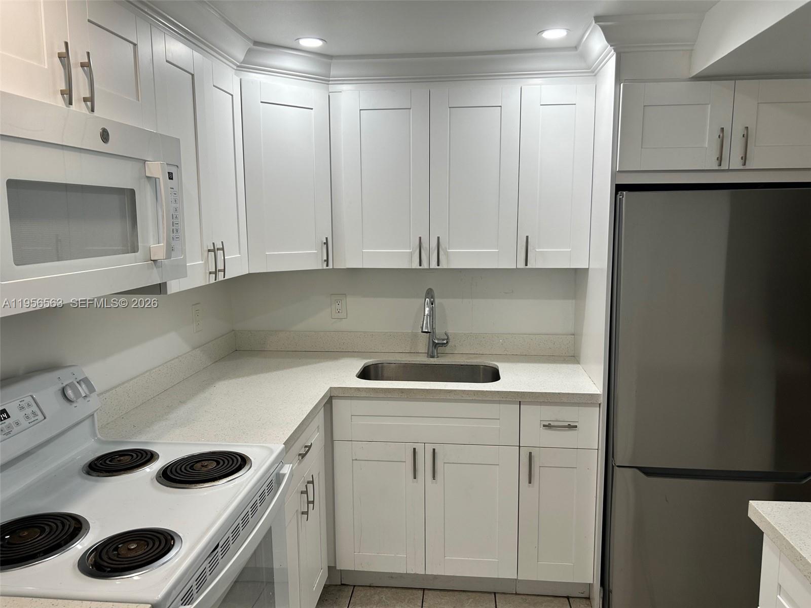 815 SW 30th Street J — photo 3