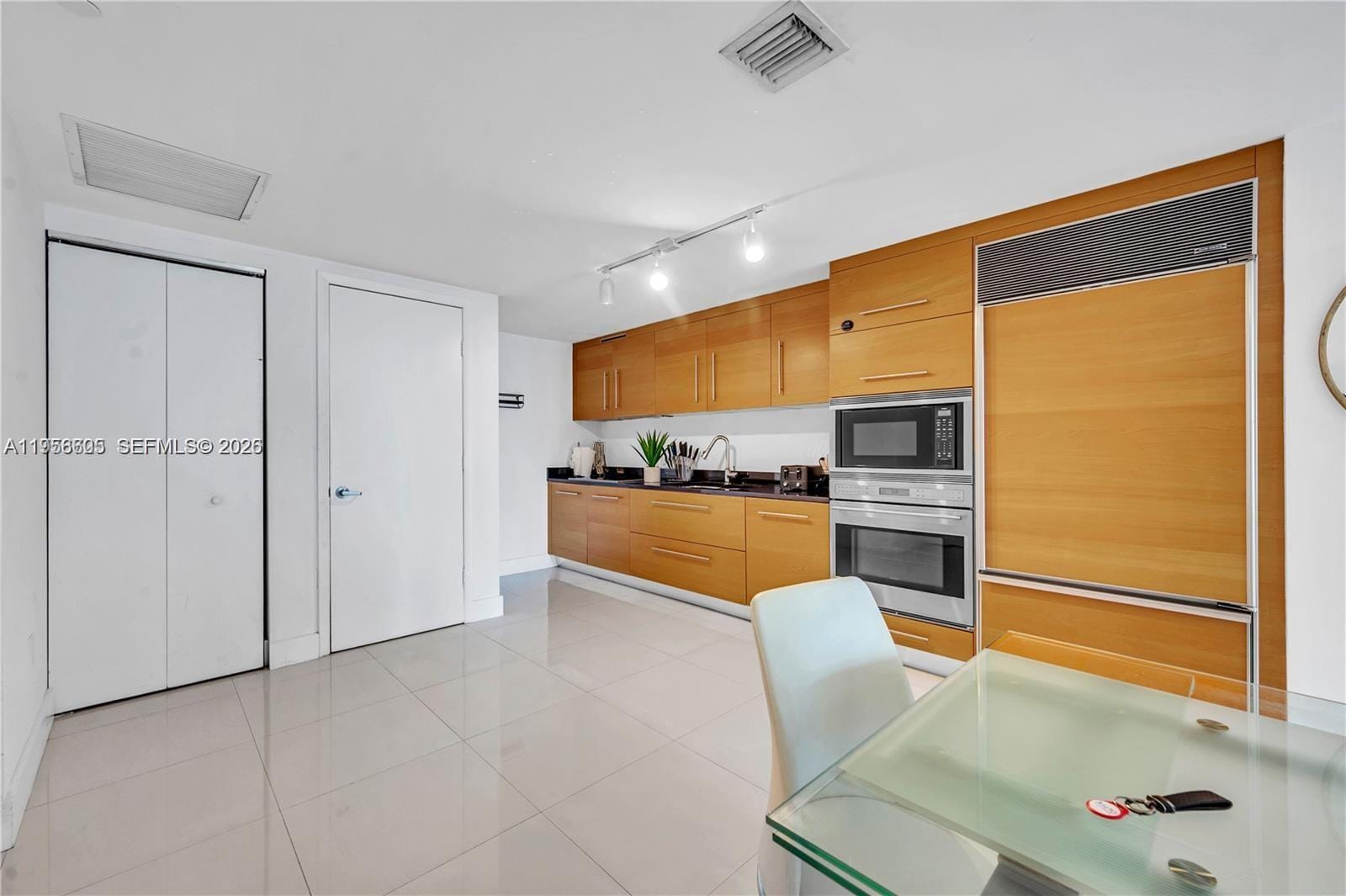 485 Brickell Avenue 1711 — photo 10