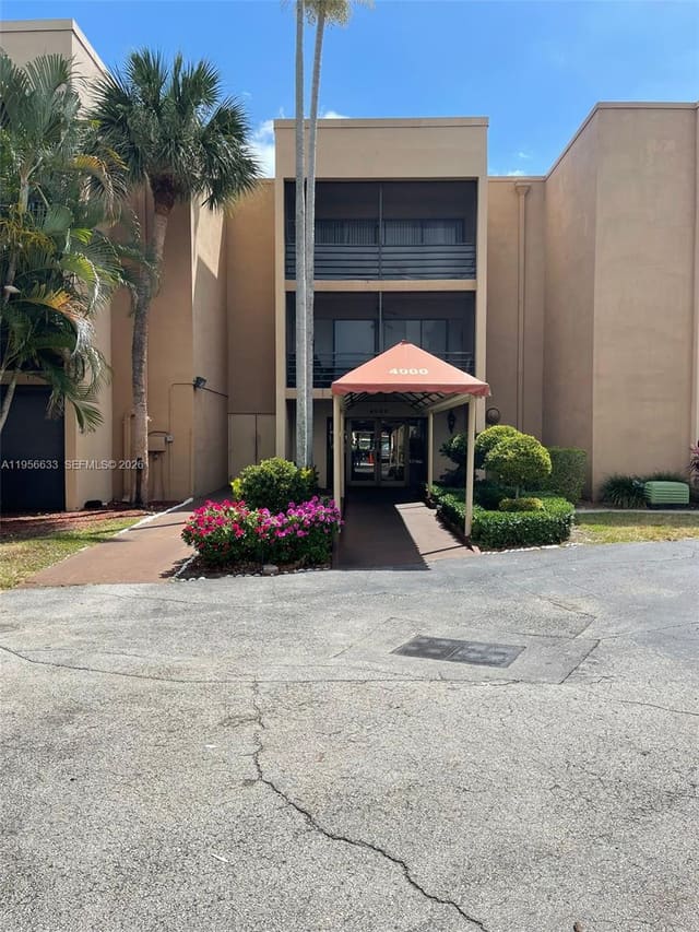 4000 N Hills Drive 32, Emerald Hills C C Apts, Hollywood, FL