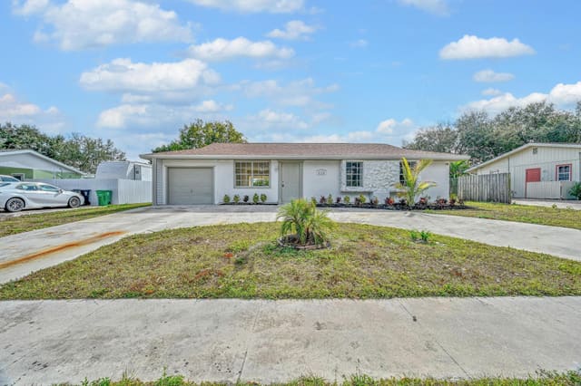 434 NE Electra Avenue, sold in Port St Lucie Floresta Pines Unit 2, Port St Lucie, FL