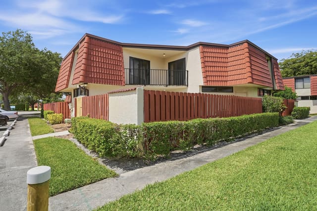 3861 Victoria Drive 3861, sold in Somerset, West Palm Beach, FL