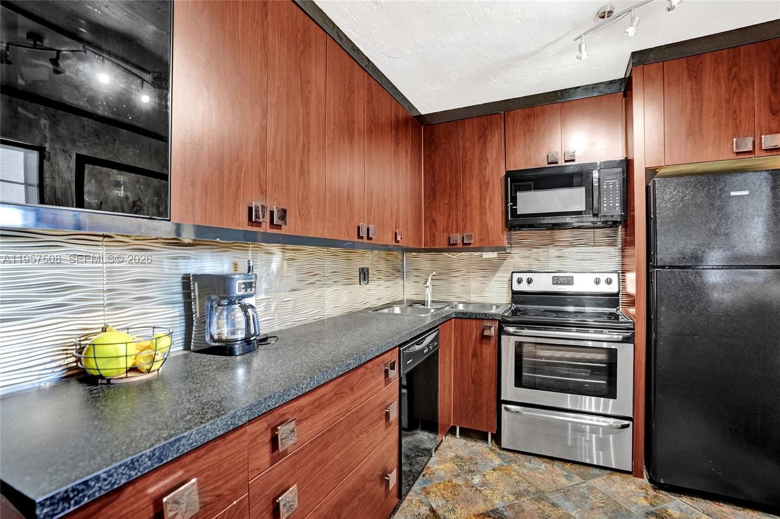 1000 NE 12th Avenue 505 — photo 4
