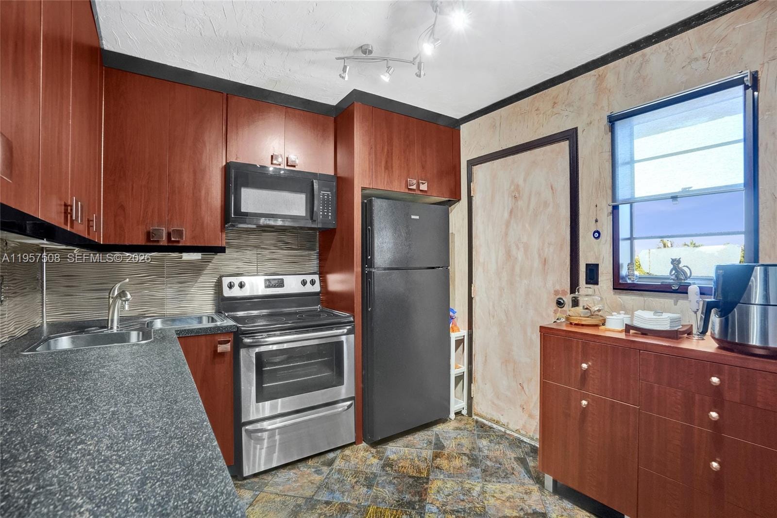 1000 NE 12th Avenue 505 — photo 5