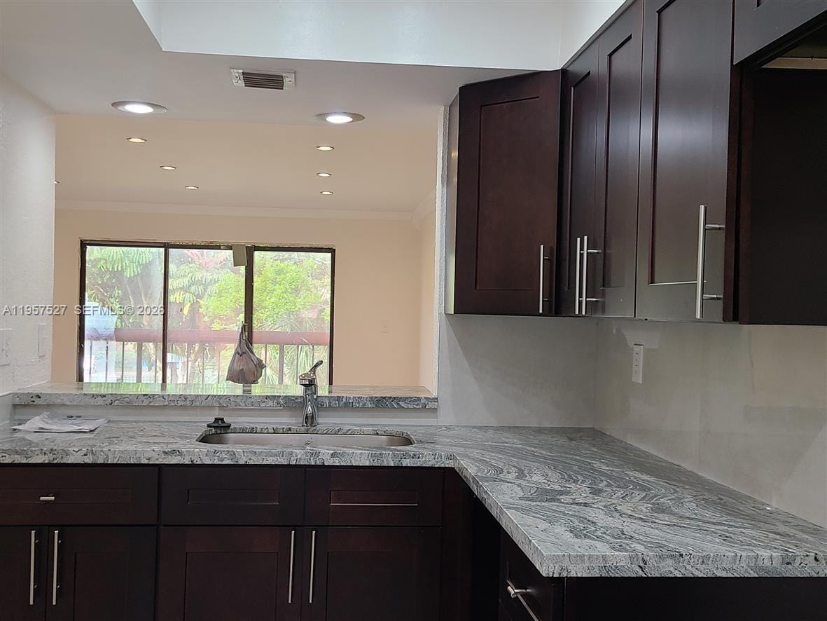 4020 Del Rio Way 720 — photo 4