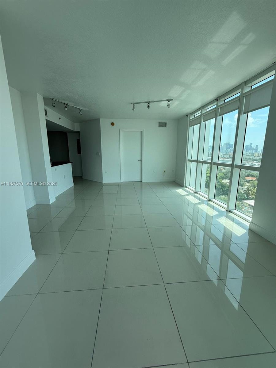 1871 S River Drive 1503 — photo 3