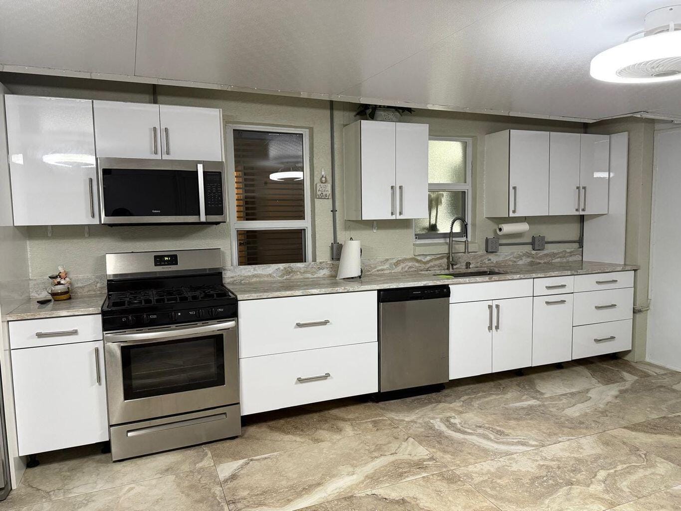 1077 Fernlea Drive — photo 9