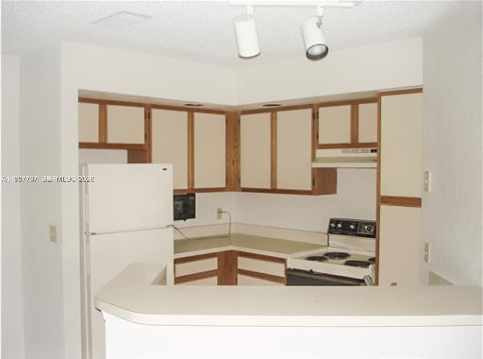 3300 N Pinewalk Drive N 1915 — photo 2
