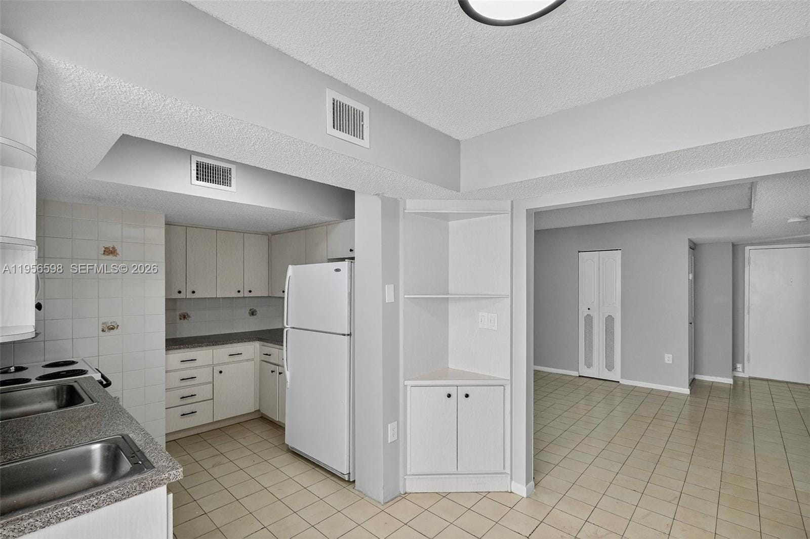 2924 Collins Avenue 501 — photo 11