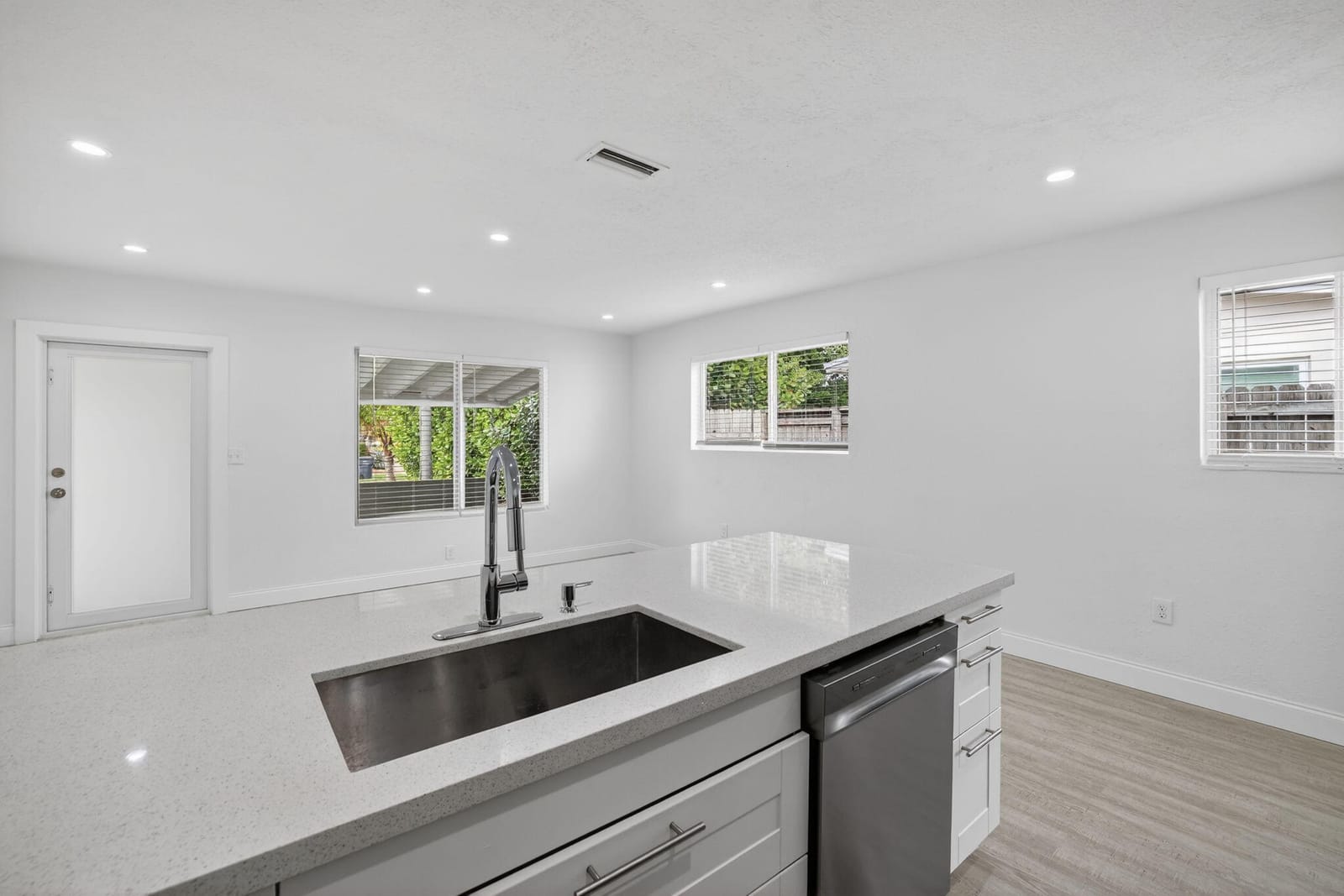 631 N 70th Avenue — photo 11