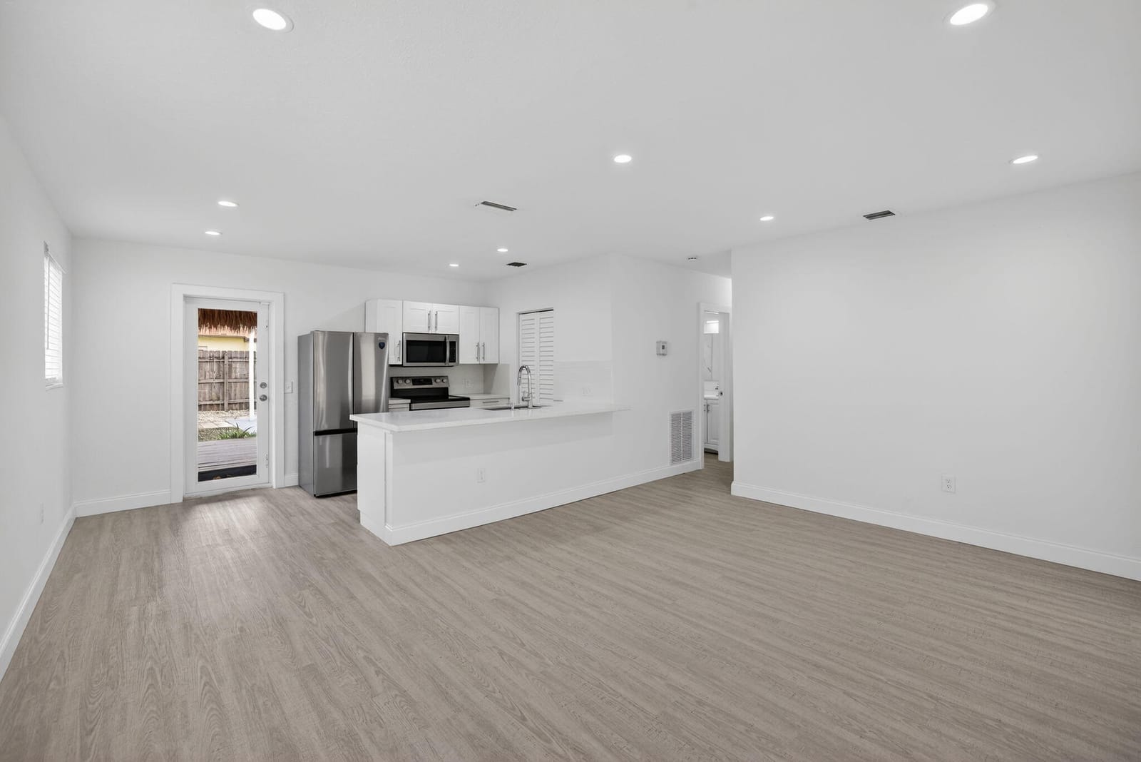 631 N 70th Avenue — photo 5