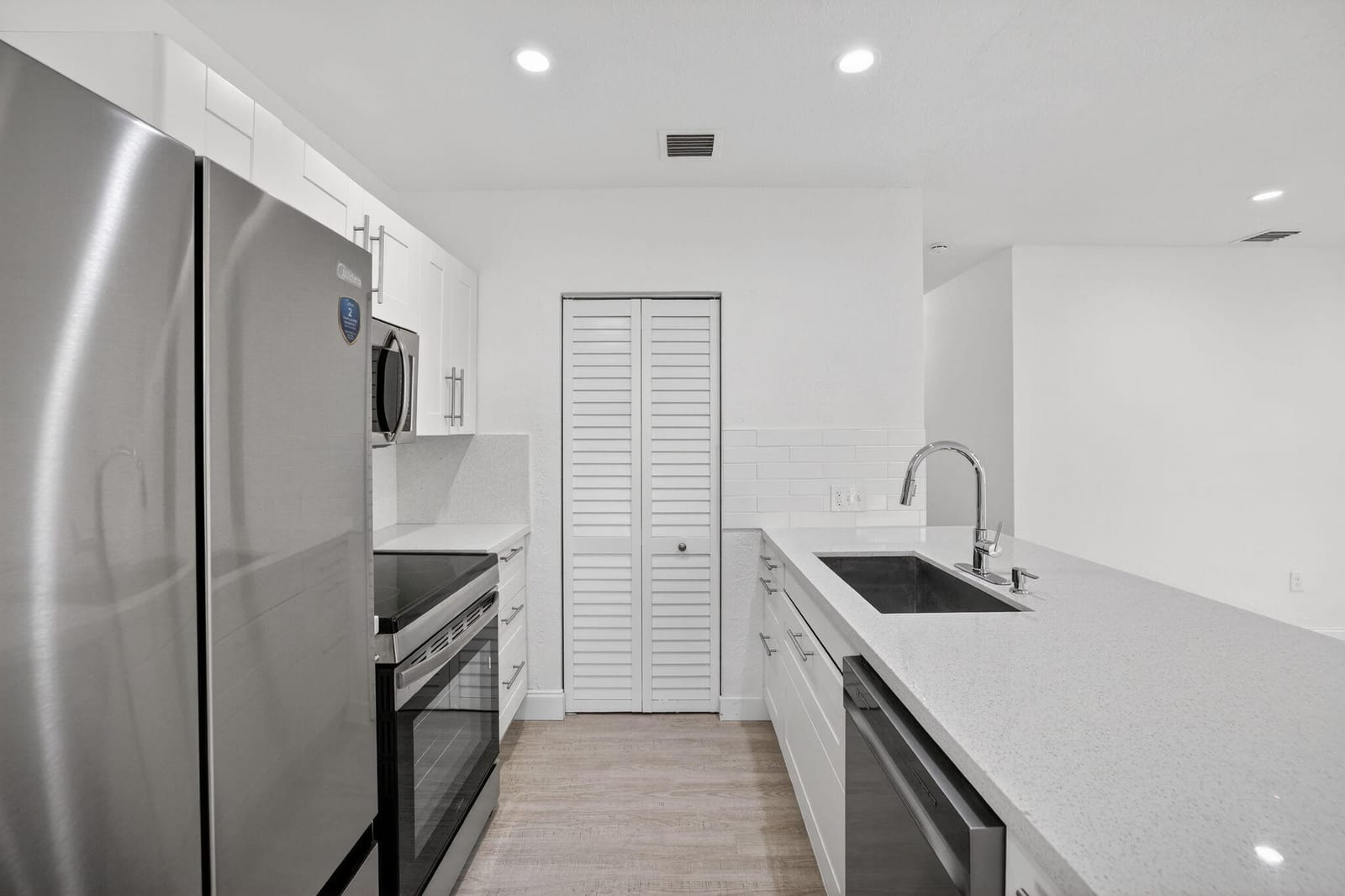 631 N 70th Avenue — photo 9