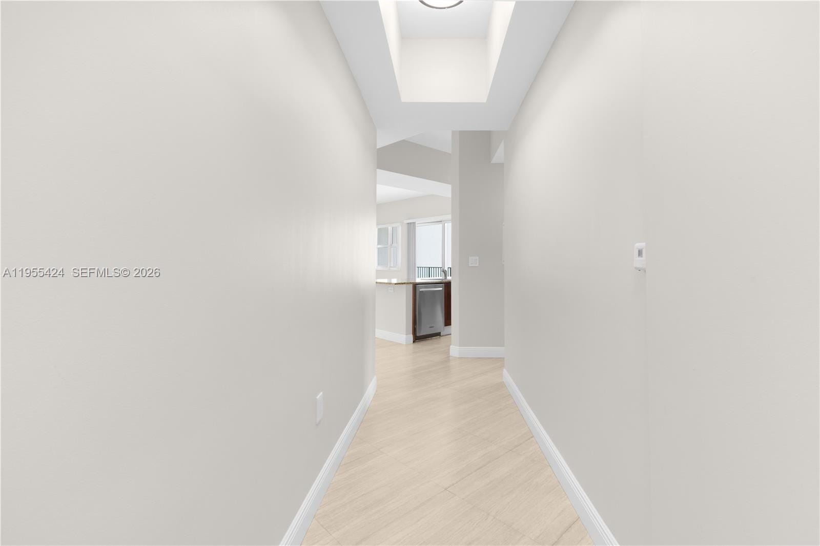 20000 E Country Club Drive 402 — photo 2
