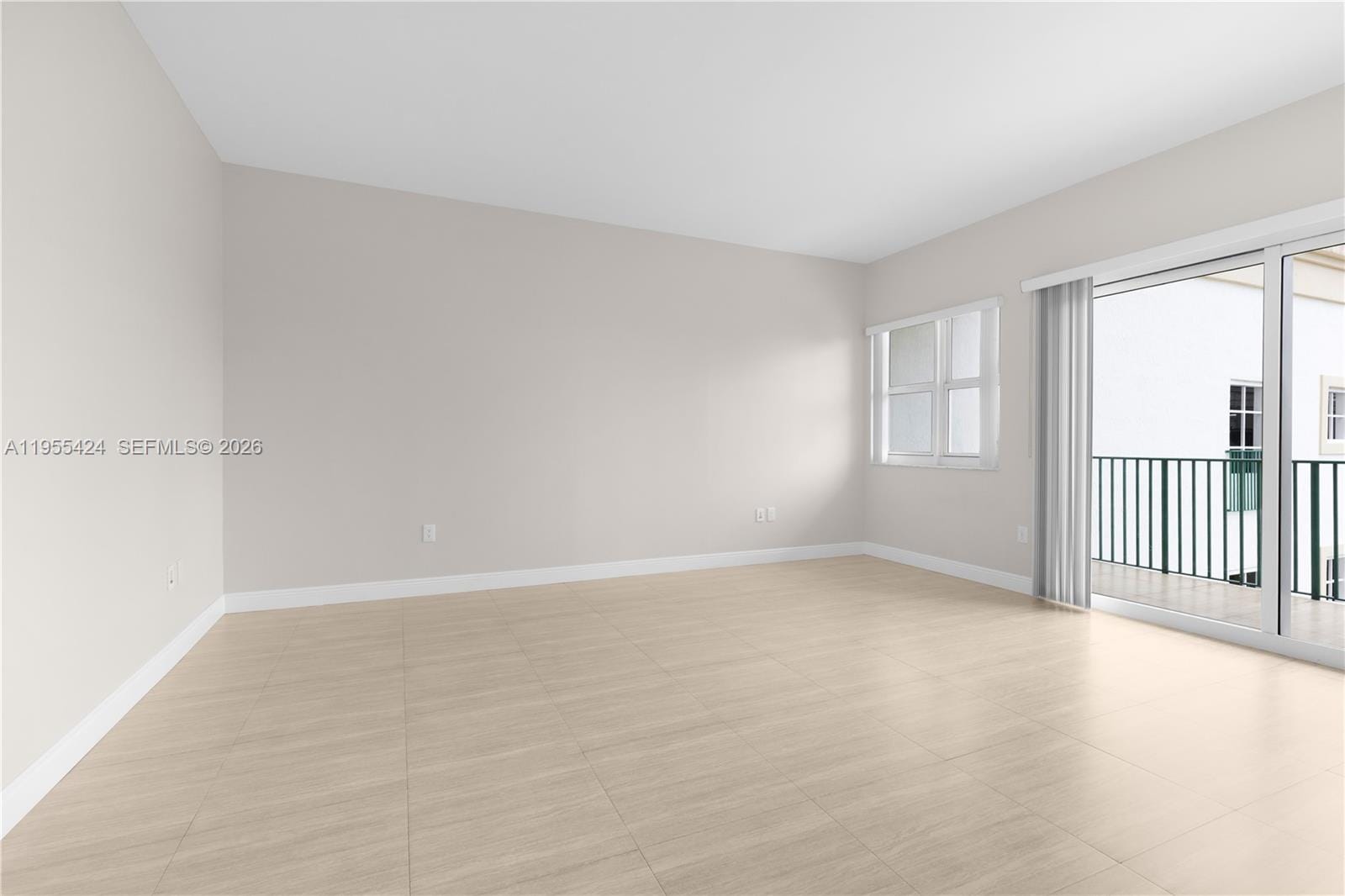 20000 E Country Club Drive 402 — photo 4