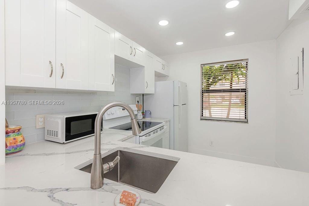 10434 Sunrise Lakes Boulevard 109, Sunrise, FL 33322 photo 1