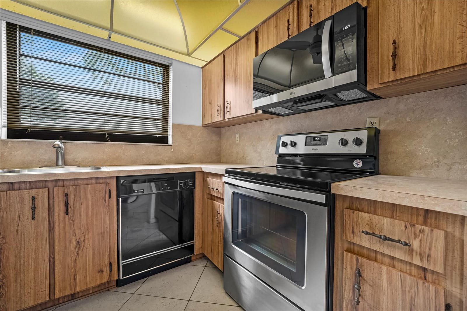 901 Colony Point Circle 123, Pembroke Pines, FL 33026 photo 12