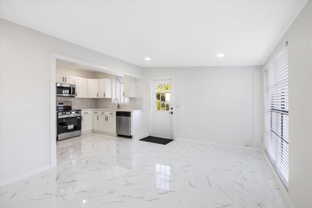 161 SE Celestia Court — photo 4
