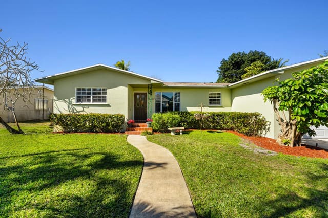 7405 W Lake Drive, Lake Clarke Shores, FL 33406