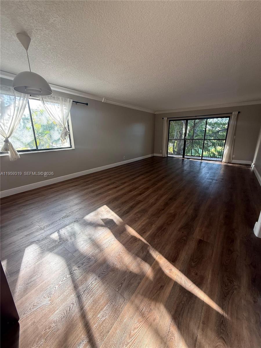 402 Lakeview Drive 201, Weston, FL 33326