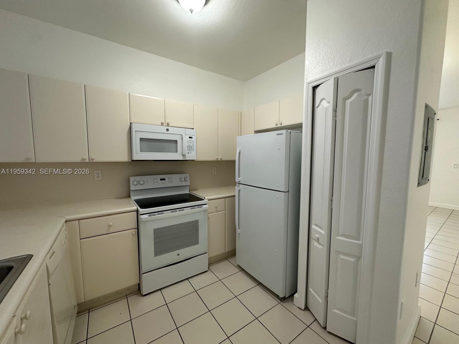 1661 SE 29th Court 104 — photo 5