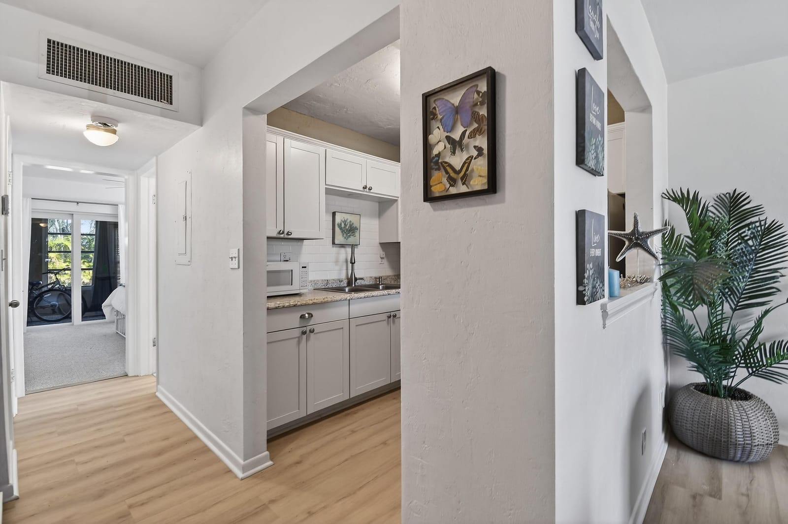 2286 Lake Osborne Drive Apt. 4 — photo 12