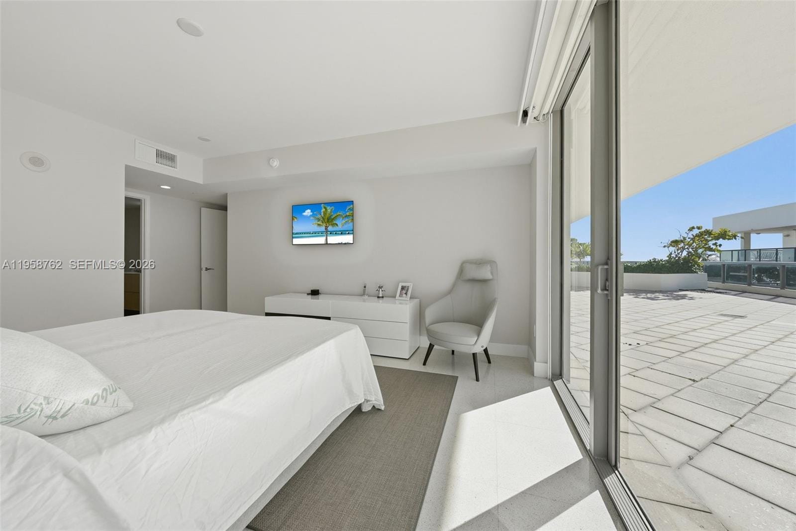 5875 Collins Avenue 502 — photo 8