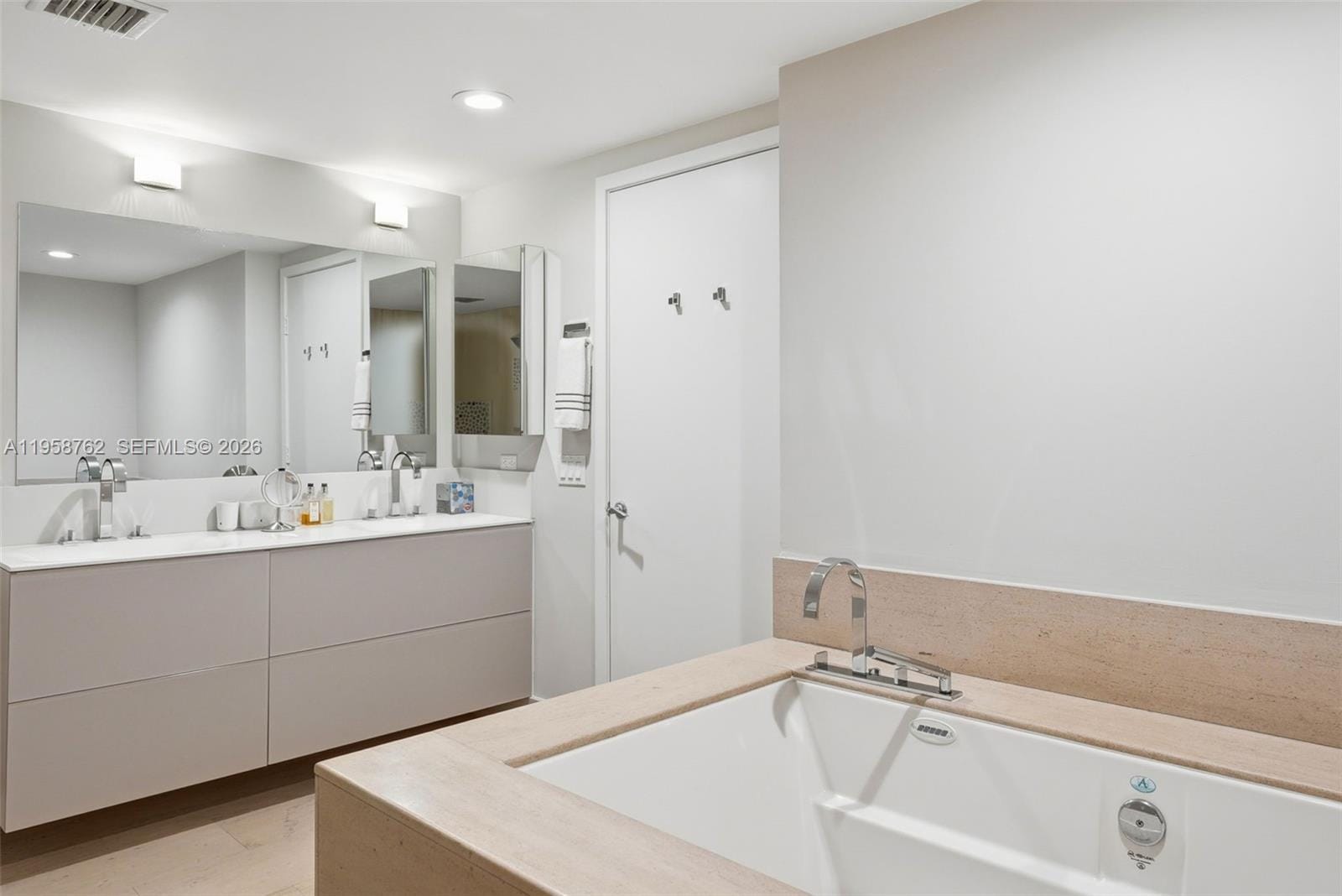 5875 Collins Avenue 502 — photo 9