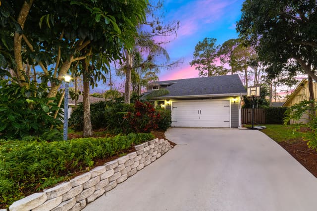1045 Raintree Lane, Wellington, FL 33414