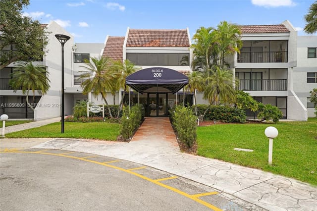 200 Lakeview Drive 101, Weston, FL 33326