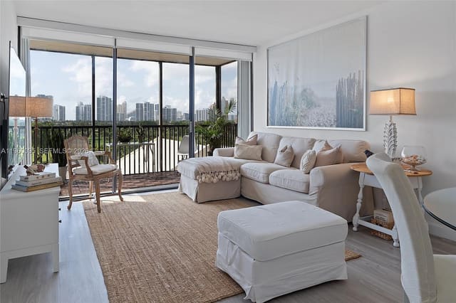 20301 W Country Club Drive 728, Aventura, FL 33180