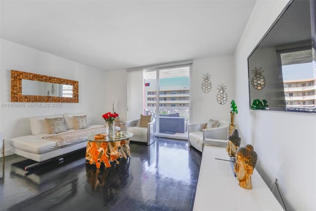 400 NE 12th Avenue 505, sold in Meadowbrook Condo Apts Bl, Hallandale Beach, FL
