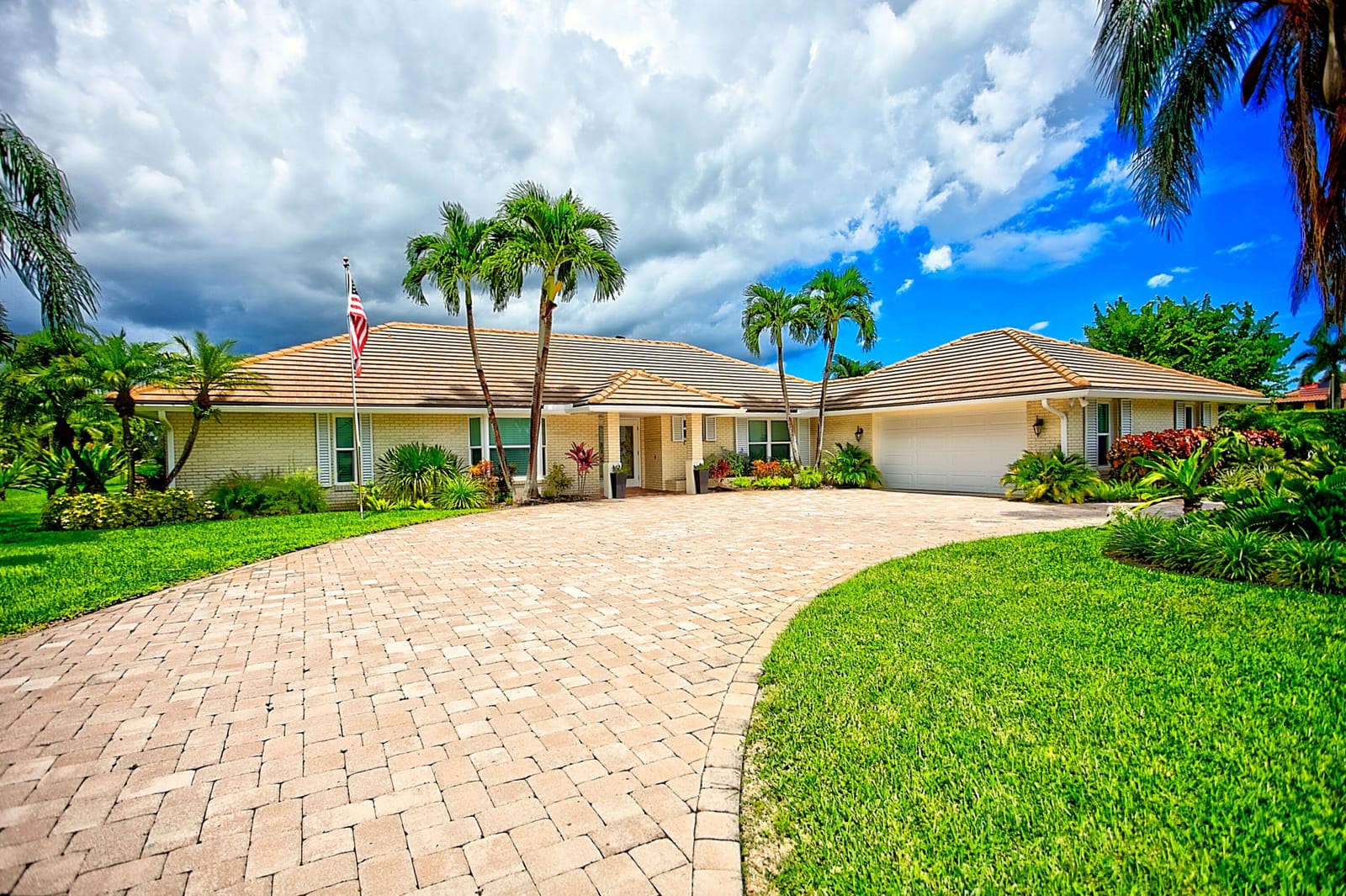 455 S Country Club Drive, Atlantis, FL 33462