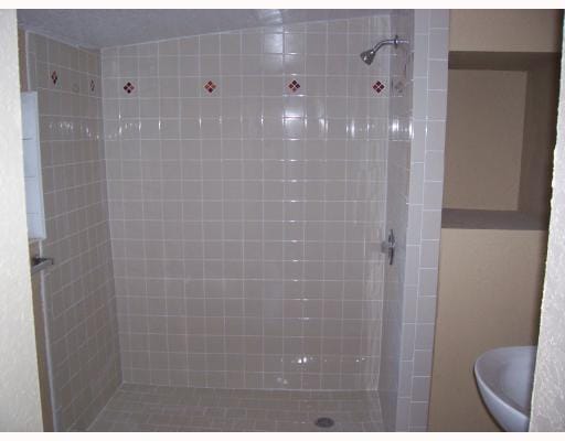 711 Fernwood Drive — photo 4