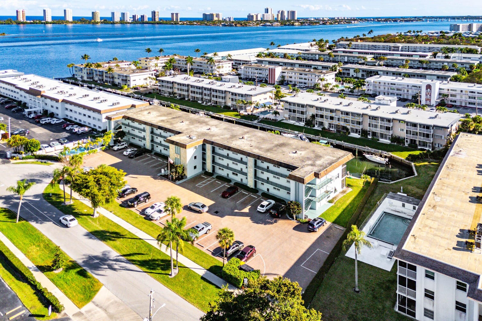 124 Shore Court 303, North Palm Beach, FL 33408 photo 25