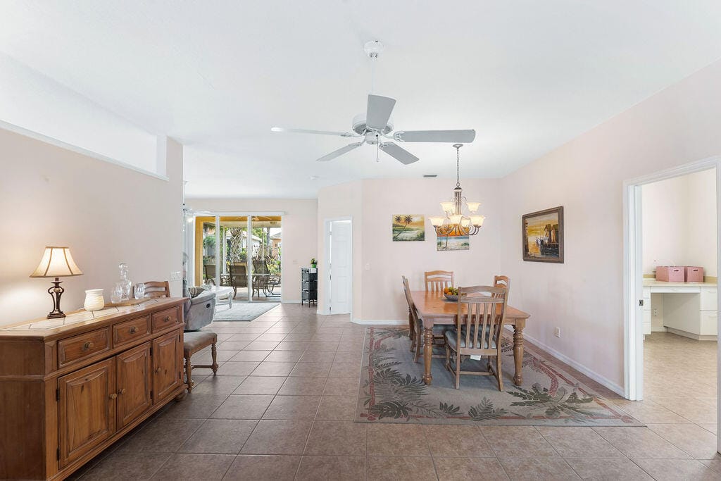 245 NW Zanzibar Place — photo 4