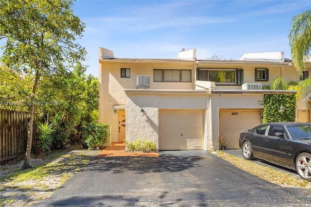 4299 N 76th Avenue, sold in Colonial Lakes Villas, Davie, FL
