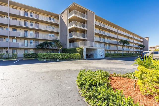 5100 Washington Street 312, sold in Hillcrest Country Club Ap, Hollywood, FL