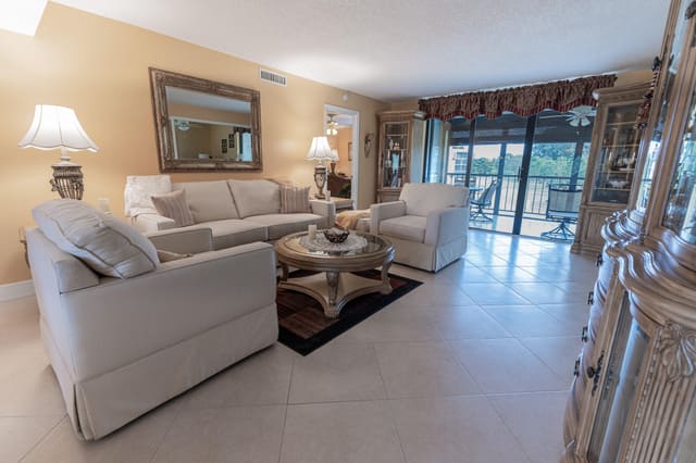 5390 Woodland Lakes Drive 201, Palm Beach Gardens, FL 33418