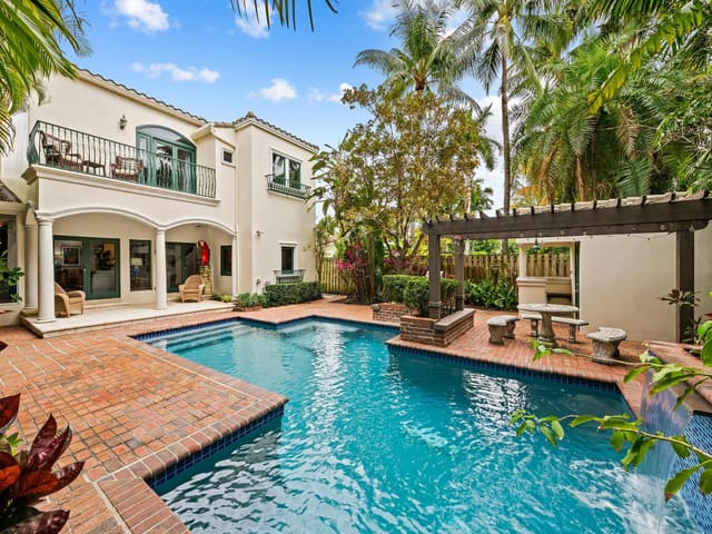 347 Poinciana Drive, sold in Idlewyld 1-19 B, Fort Lauderdale, FL