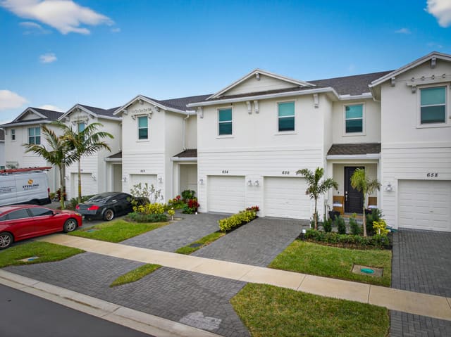 656 SE Lake Falls Street, sold in Veranda, Port St Lucie, FL