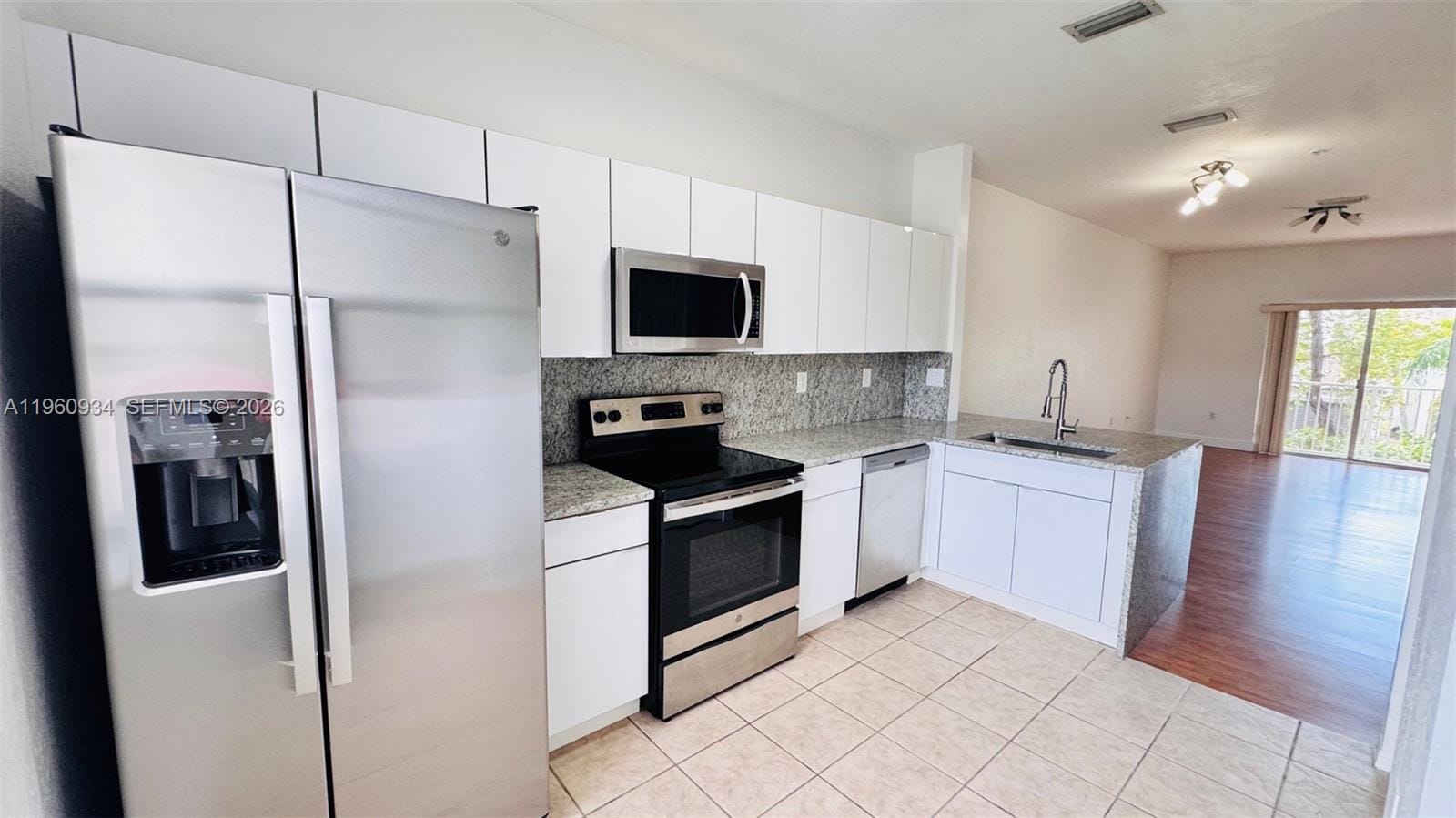 5610 NW 114th Place 205, Doral, FL 33178 photo 4